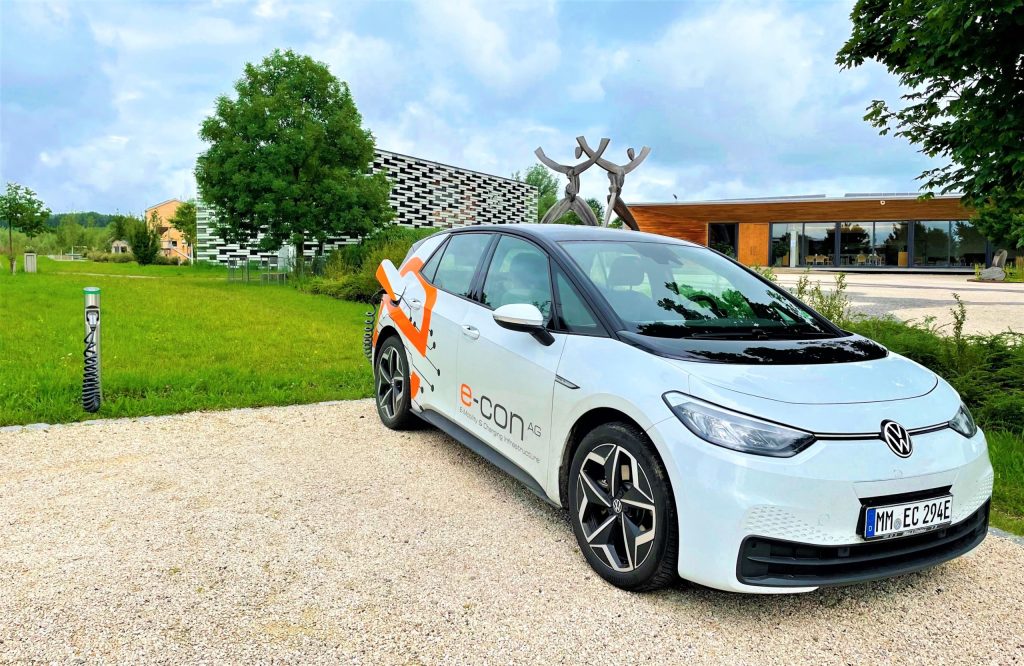 Baufritz setzt auf nachhaltige Mobilität: Neue 22 kW Ladesäulen für Mitarbeiter & Gäste