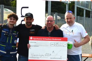 Bei der Scheckübergabe v.li.: David Heidl (THW Memmingen), Michael Heckelsmiller (e-con, Chef Organisator), Klaus Liepert (THW Memmingen), Andreas Müller (Geschäftsführer Alois-Müller- Gruppe) Bilder von: Alwin Zwiebel